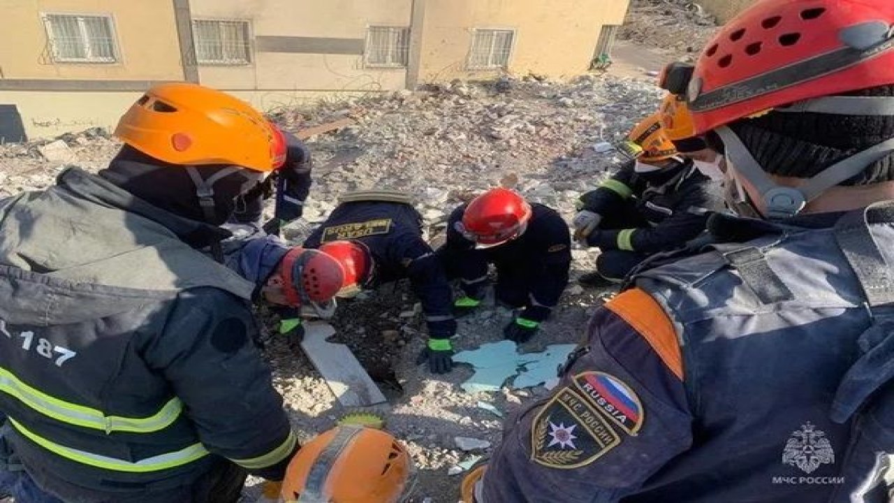 Deprem bölgelerinden para üstüne para çıktı! Gelen yardım kolilerindeki altınlar dikkat çekti! Güvenlik güçleri hemen devreye girdi!