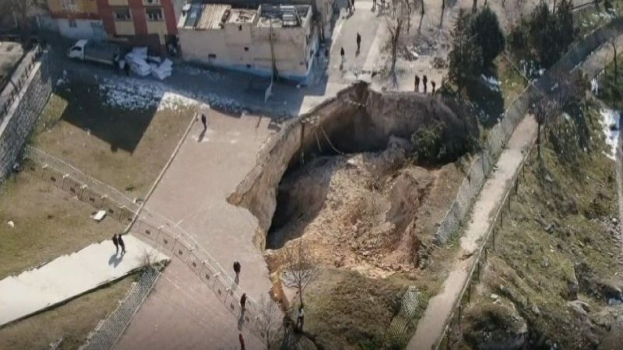 Gaziantep'te deprem sonrası bir parkta 30 metre genişliğinde 8 metre derinliğinde dev obruk oluştu