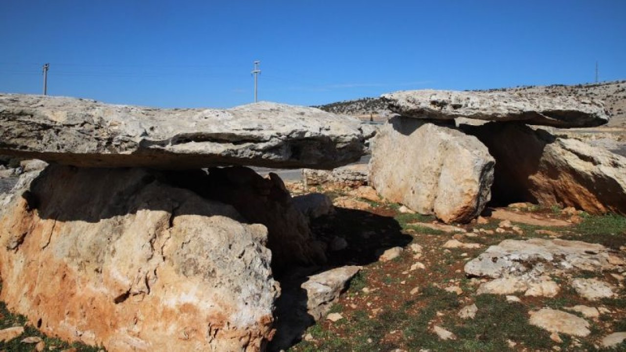 Binaları yerle bir eden deprem dolmen mezarlara hasar vermedi