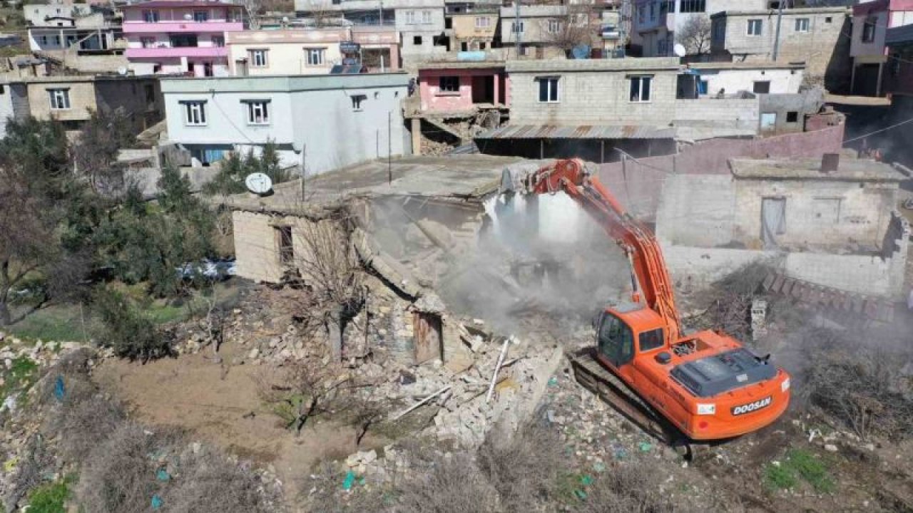 Şehitkamil’deki ağır hasarlı yapıların yıkımına başlandı