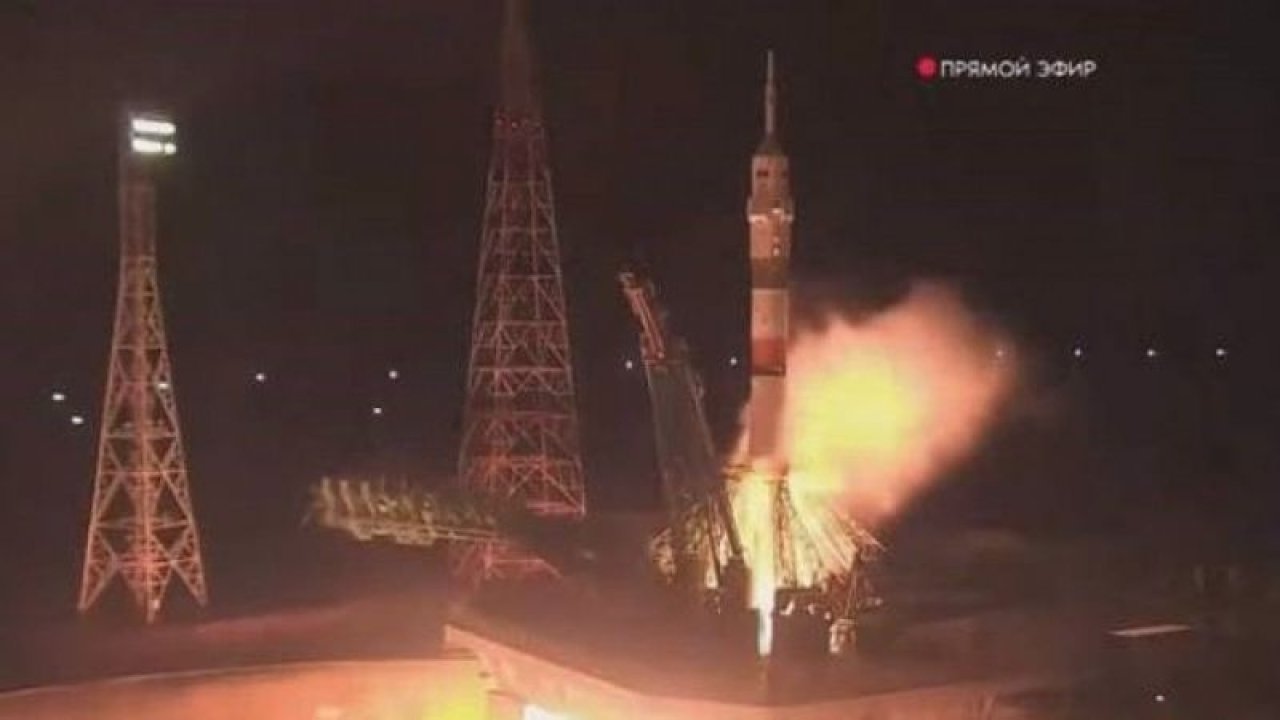 Rusya, uzayda mahsur kalan astronotlar için Soyuz MS-23 aracını fırlattı