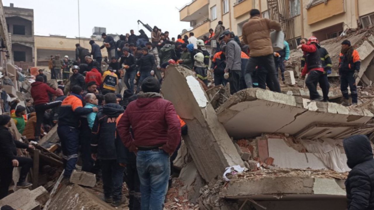 Gaziantep’te yıkılan binalarla ilgili soruşturma sürüyor...  Gaziantep’te yıkılan binalarla ilgili yürütülen soruşturmada 20 kişi tutuklandı.