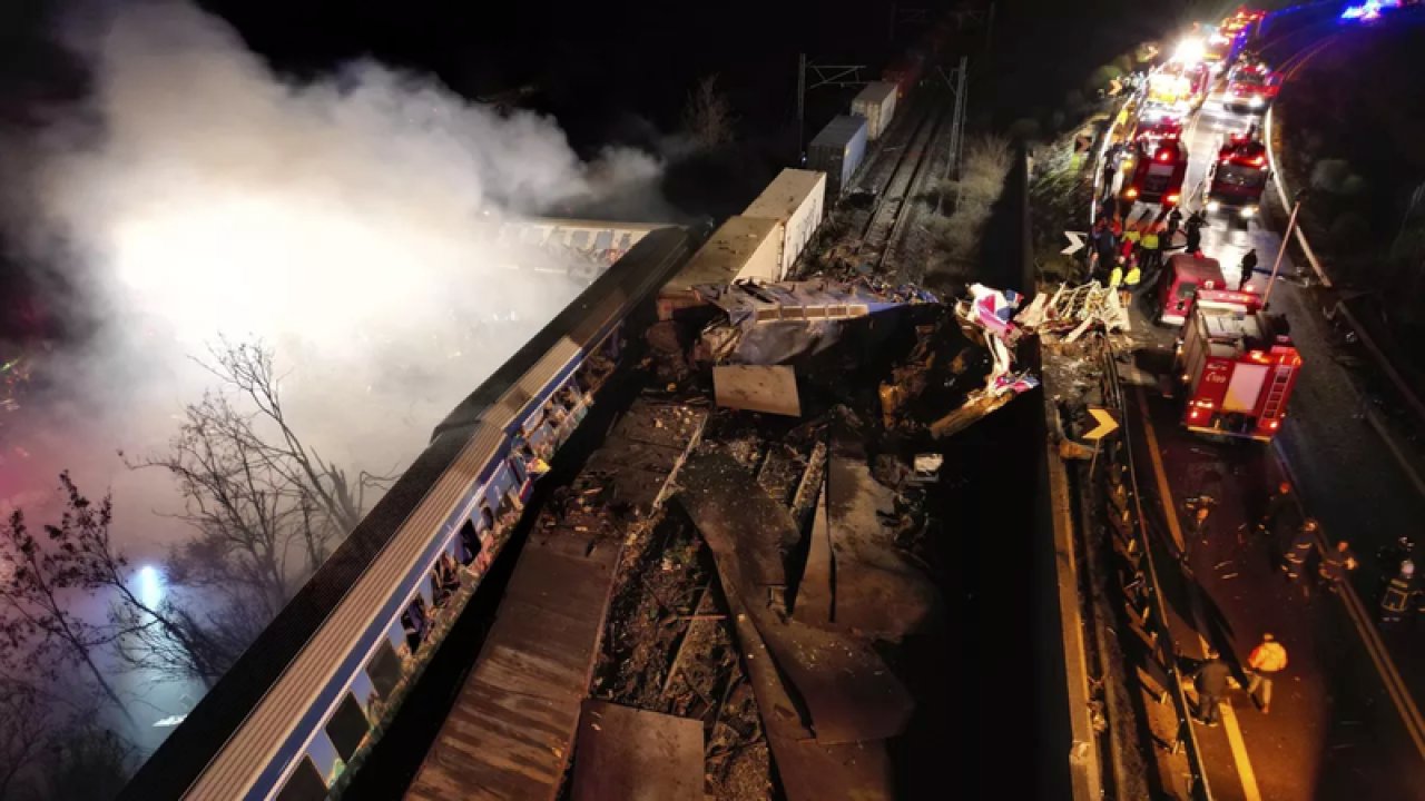 Yunanistan’da Meydana Gelen Tren Kazası Sonrasında Birçok İnsan Hayatını Kaybetti! Tahliye İşlemleri Sürüyor!