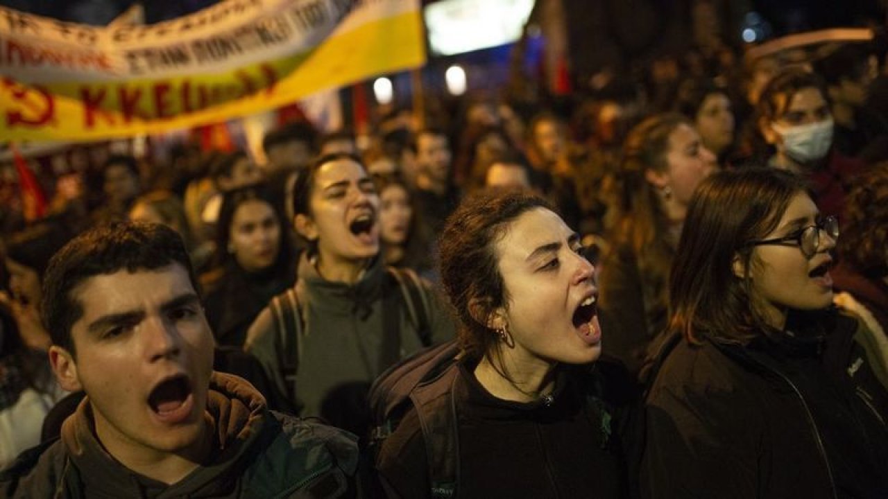 Yunanistan'da Tren Kazasının Ardından Protestolar Patlak Verdi! Ülke Çapında Büyüyor