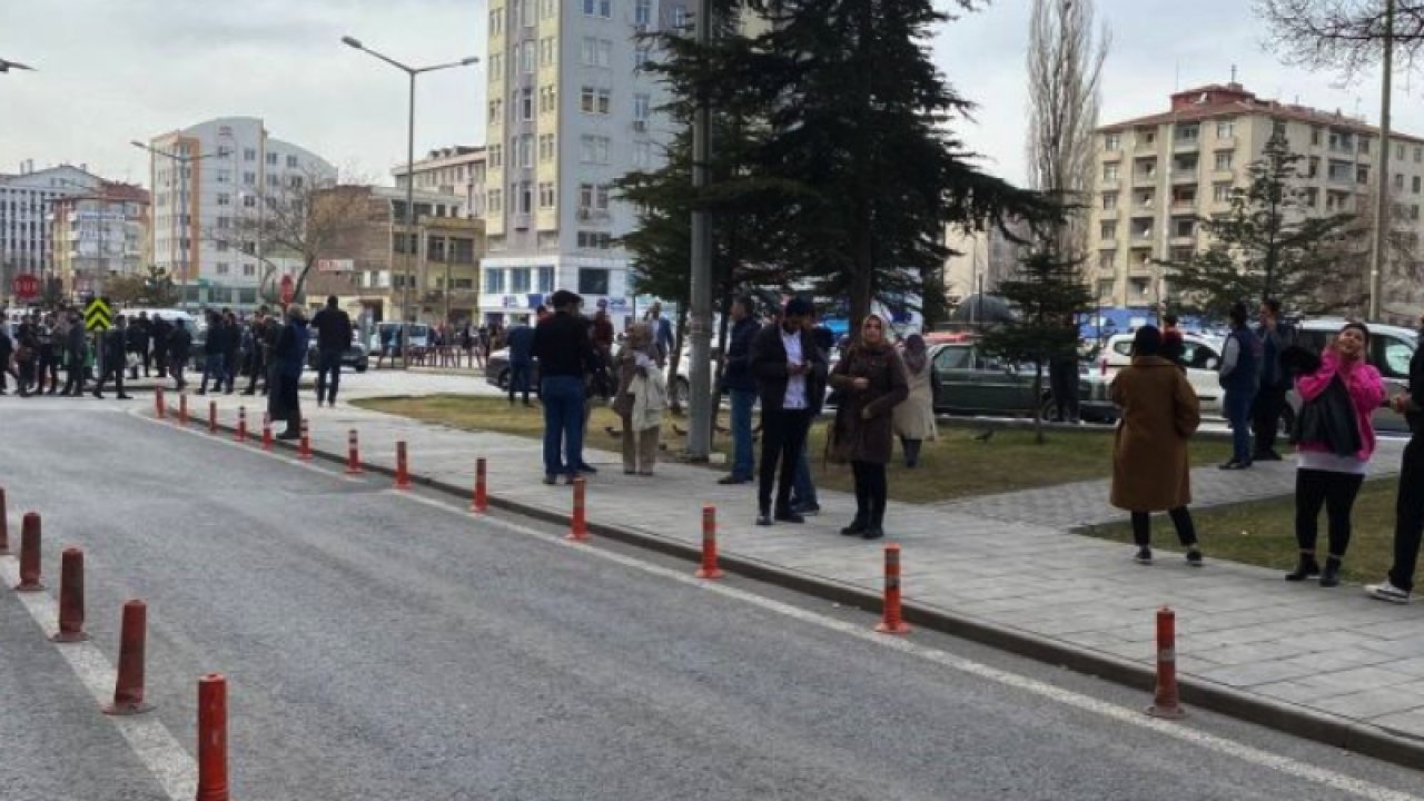 Kayseri'de 4.7 ve 4.3  büyüklüğünde depremler oldu! Birçok ilde hissedildi... Kayseri'de vatandaşlar sokağa döküldü... Video Haber