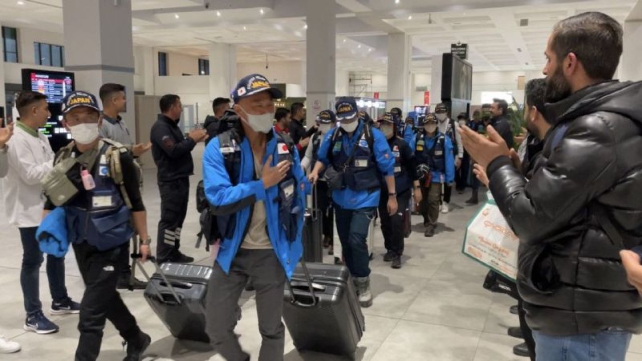 Gaziantep'te görev alan Japon sağlıkçılar alkışlar eşliğinde ülkelerine uğurlandı... Video Haber