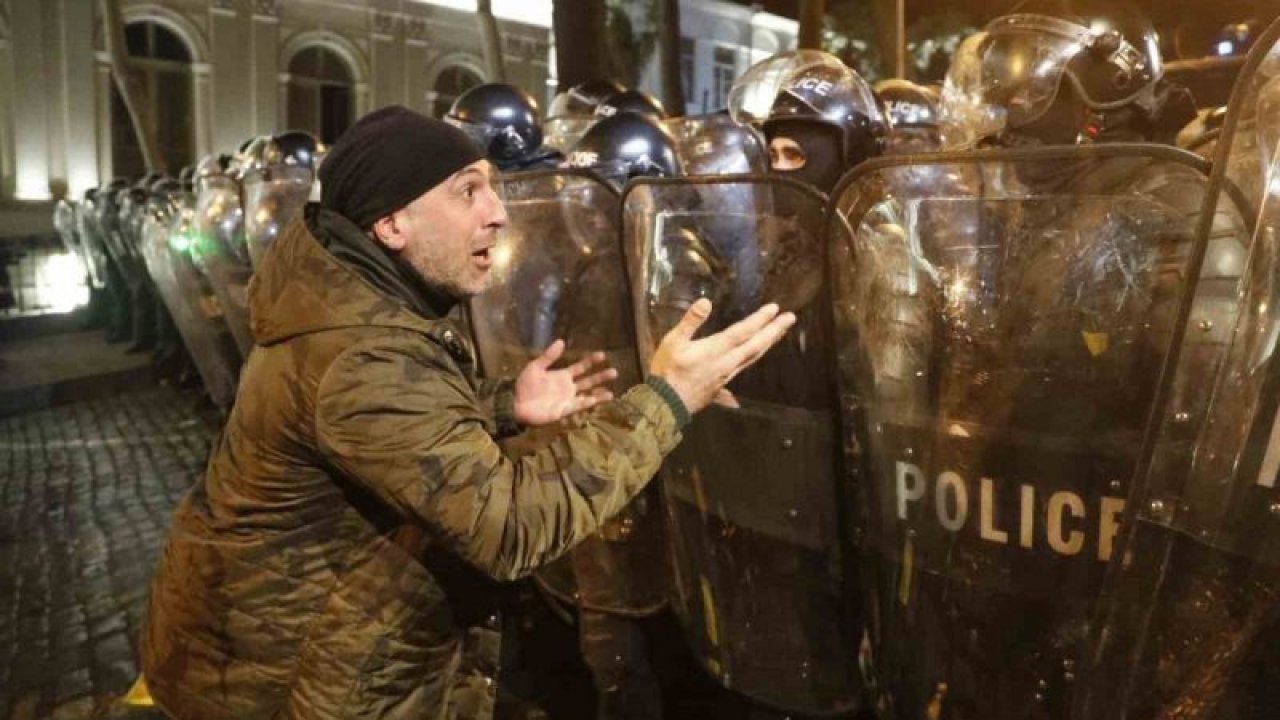 Gürcistan’da parlamento önündeki protestoda 66 gözaltı