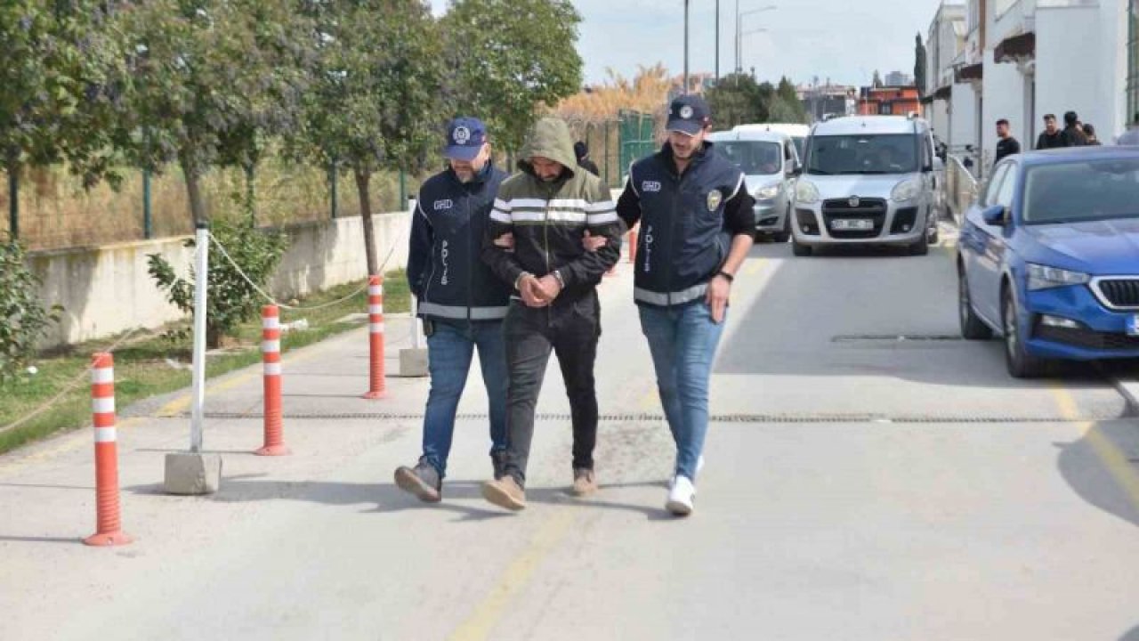 Tarsus-Adana-Gaziantep otoyolunda durdurulan kamyonette 16 kaçak göçmen yakalandı