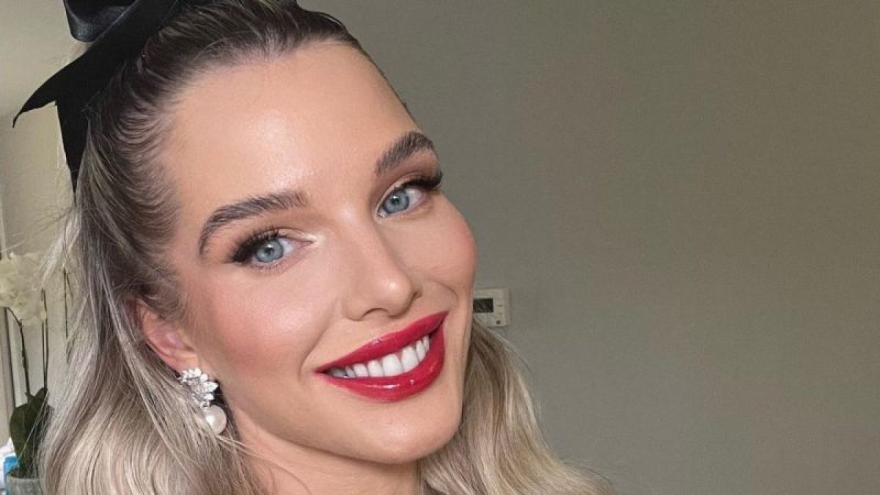 Dekolteli Pozlarını Paylaşan Helen Flanagan Yürek Hoplattı: Diş Fırçalamak Hiç Bu Kadar Seksi Olmamıştı!