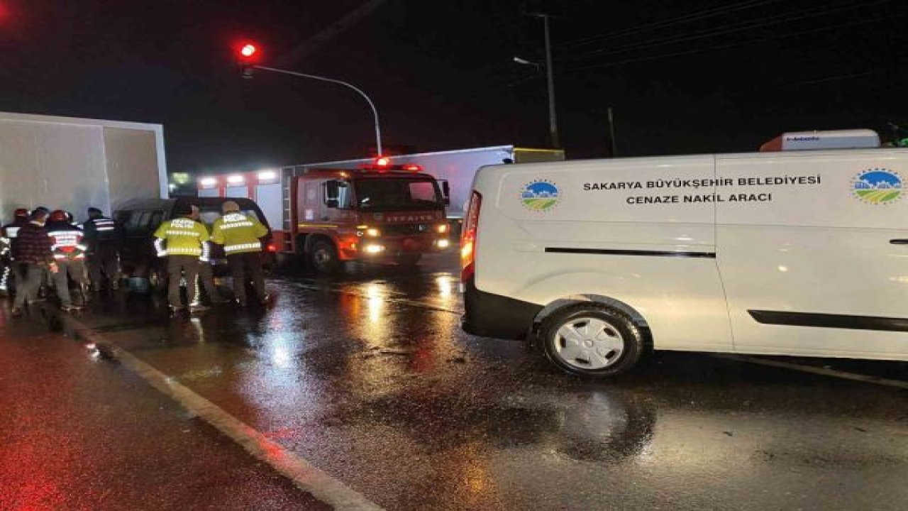 GAZİANTEP'e konteyner götüren tıra Minibüs, deprem bölgesi ok gibi saplandı: 1 ölü, 2 yaralı