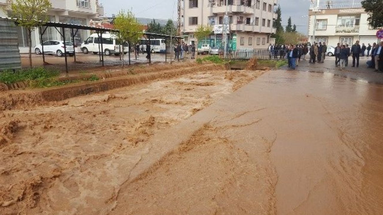 Yavuzeli'nde çay taştı, yollar göle döndü