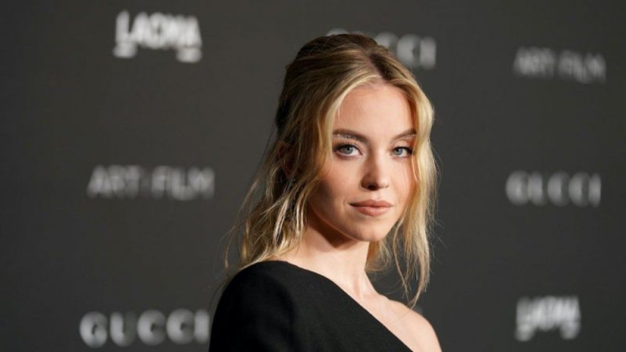 Seks sembolü Sydney Sweeney vücudunun kıvrımlarını sergiledi! Kahverengi bikinisi sosyal medyayı salladı