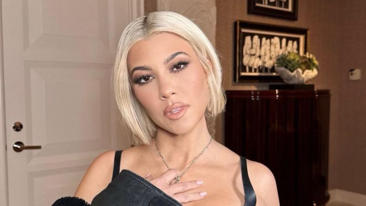 Kourtney Kardashian'ın Dantelli Kıyafeti Herkesin Diline Düştü! Tepkiler Gecikmedi: “Tarzın Kötüye Gidiyor”