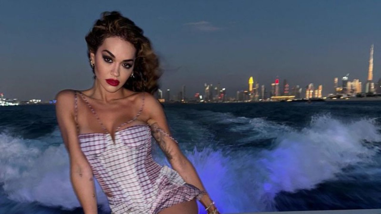 Rita Ora File Elbisesi ve Dekolteli Tarzıyla Hayranlarını Büyüledi! Frikik Vermekten Kaçamadı!