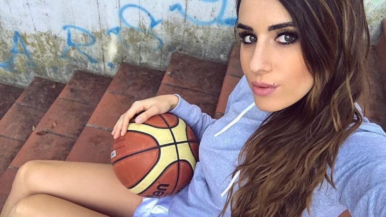 Dünyanın en güzel basketbolcusu Valentina Vignali mankenleri solladı! Kırmızı transparan iç çamaşırıyla objektif karşısına geçti