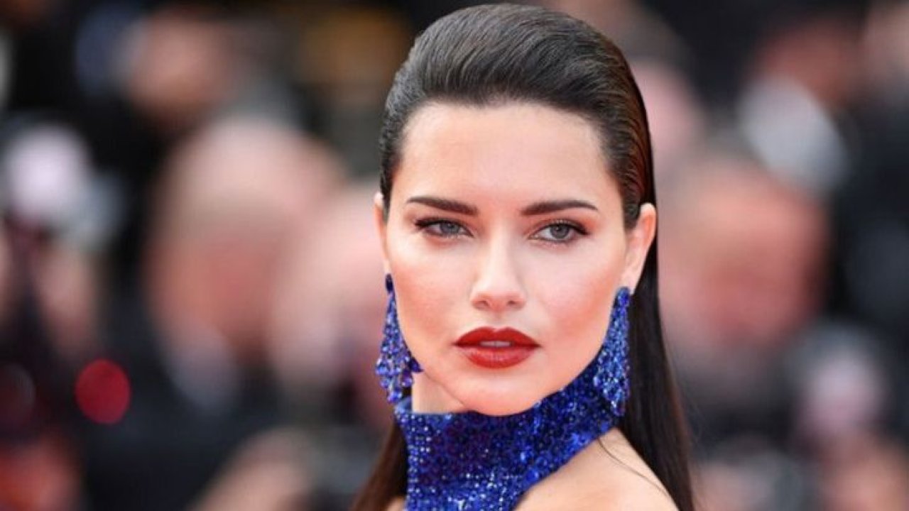 Victoria's Secret meleği Adriana Lima Türkiye fanatiği çıktı! TOGG yazılı tişörtü ile verdiği pozla sosyal medya yıkıldı!