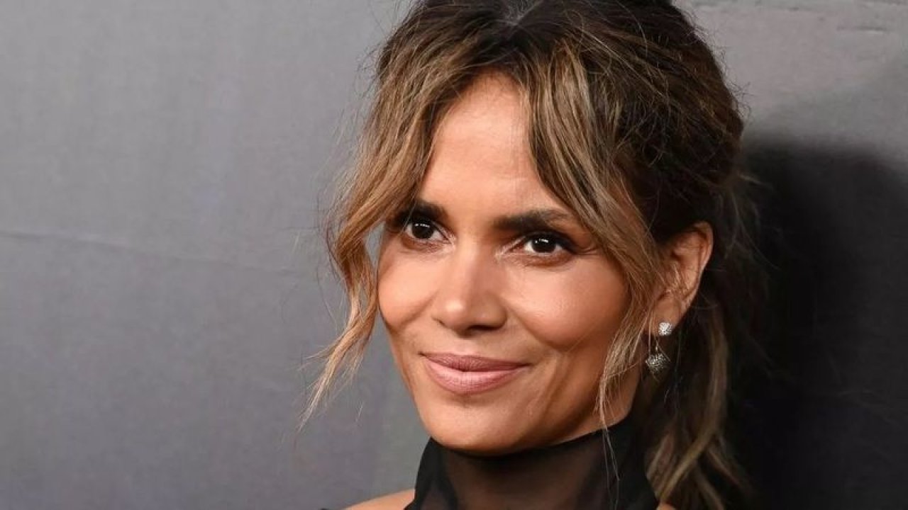 Oscar ödüllü Halle Berry’den nefes kesen paylaşım! Duştan çıkıp ayna karşısında çırılçıplak poz verdi