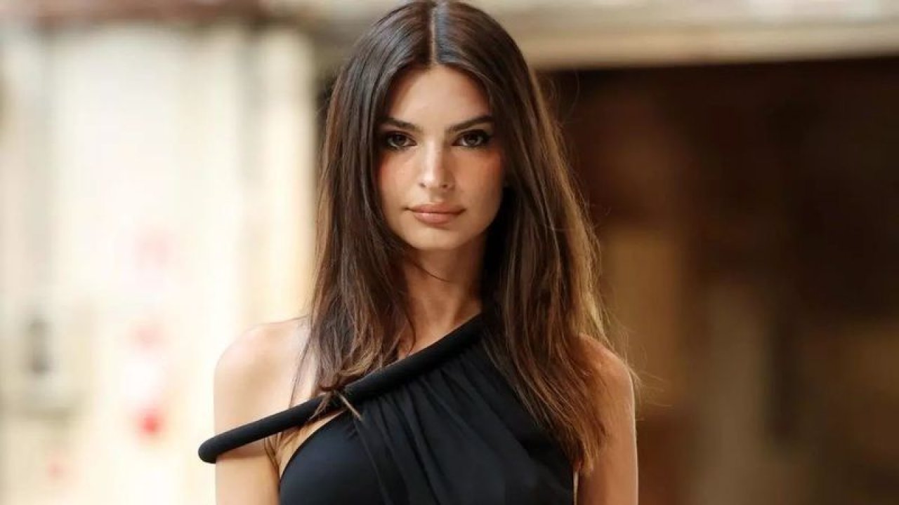 Emily Ratajkowski transparan kıyafetiyle sosyal medyayı salladı! Yatak pozlarıyla takipçilerini coşturdu