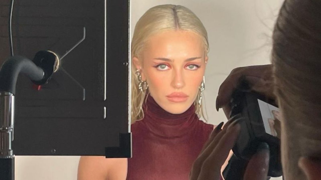 Delilah Belle Hamlin’n İç Çamaşırsız Transparan Elbisesi Akılları Aldı! Geceye Damga Vurdu…