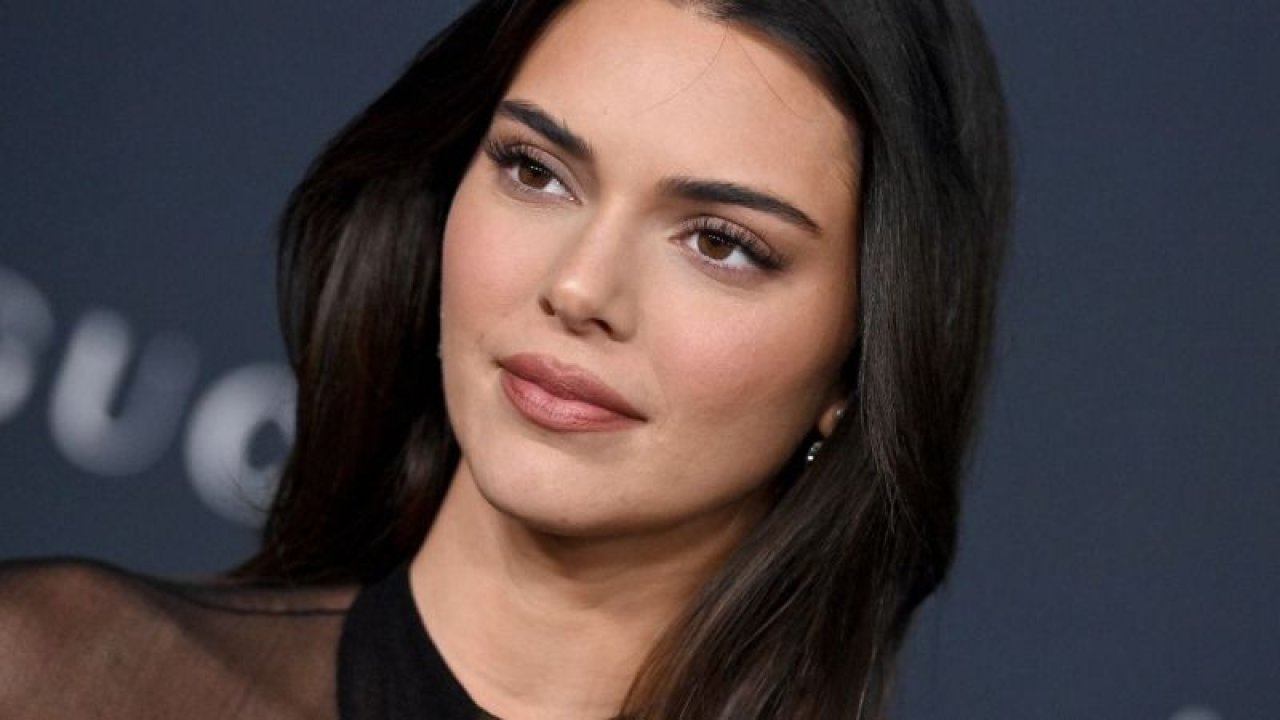 Kendall Jenner’ın sütyensiz pozu olay oldu! Yatakta beyaz atletiyle adeta alev aldı