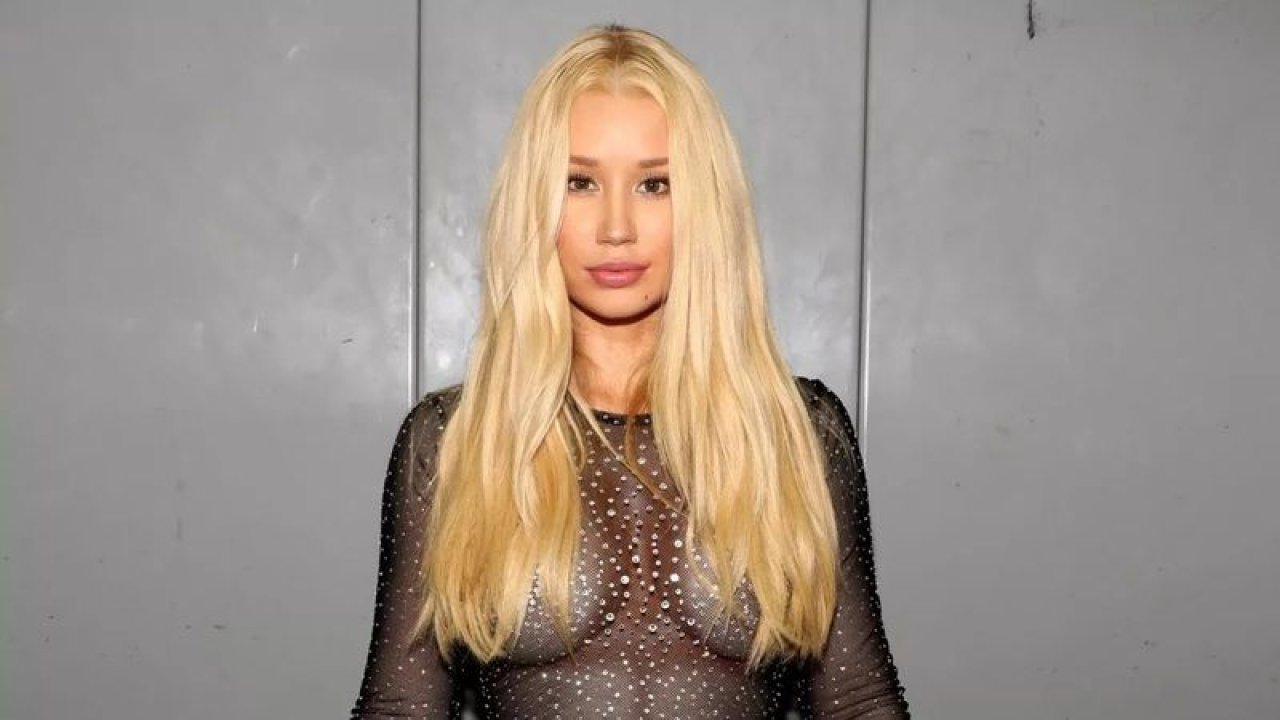 Iggy Azalea pembe iç çamaşırıyla takipçilerini çıldırttı! Ünlü rapçinin yatak pozu sosyal medyada beğeni rekoru kırdı