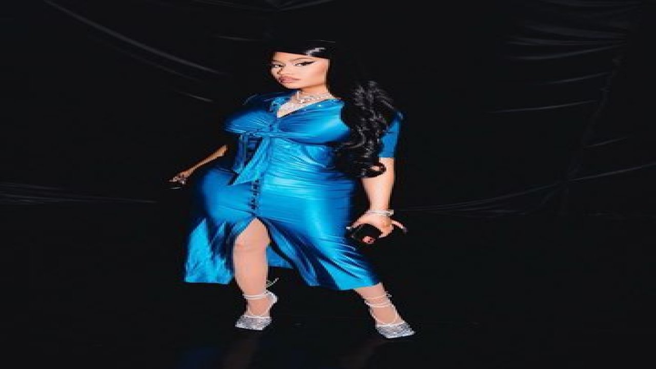 Nicki Minaj’dan nefes kesen pozlar! Mavi elbisesiyle vücudunun kıvrımlarını gözler önüne serdi