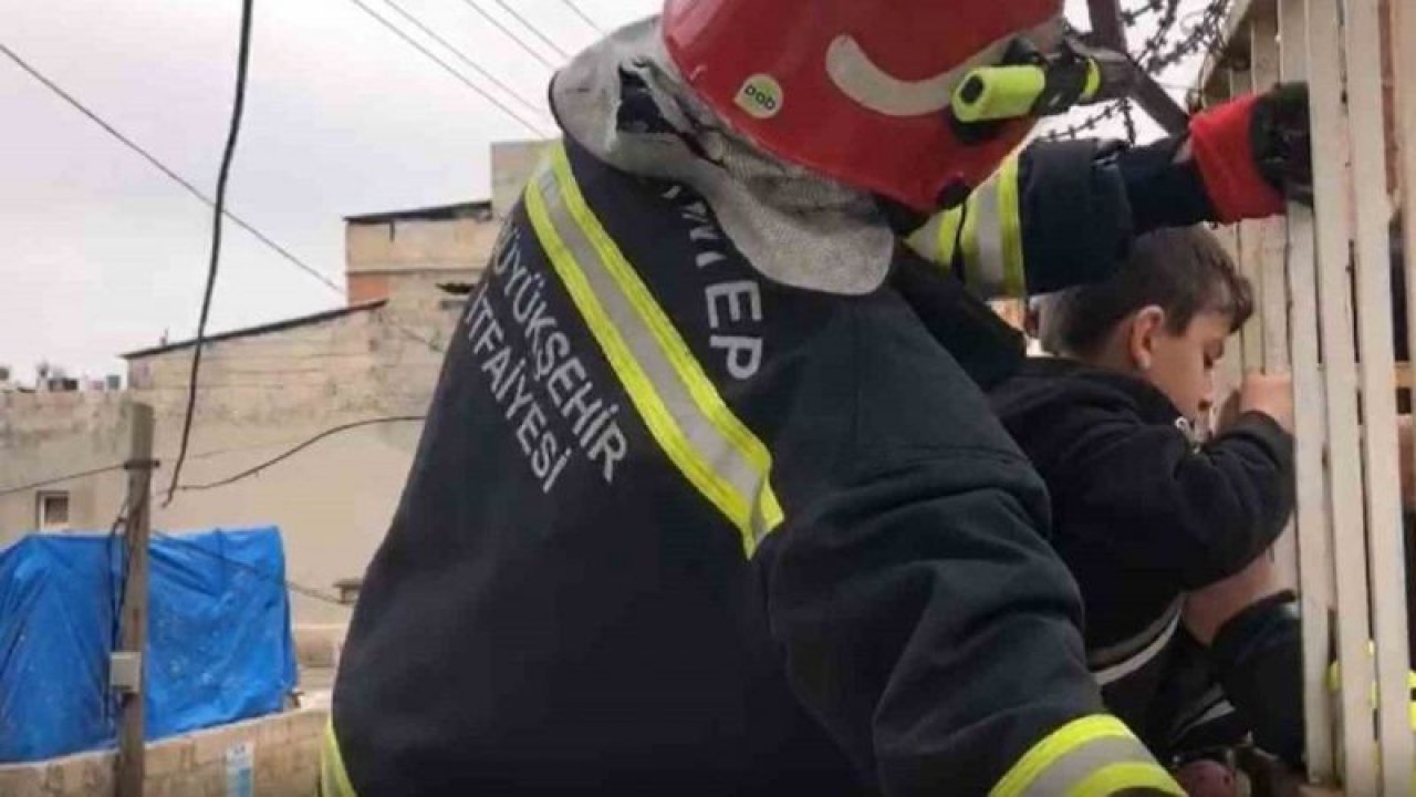 GAZİANTEP'TE KÜÇÜK ÇOCUK DEHŞETİ YAŞADI! Korkuluk demirine sıkışan çocuğu itfaiye kurtardı