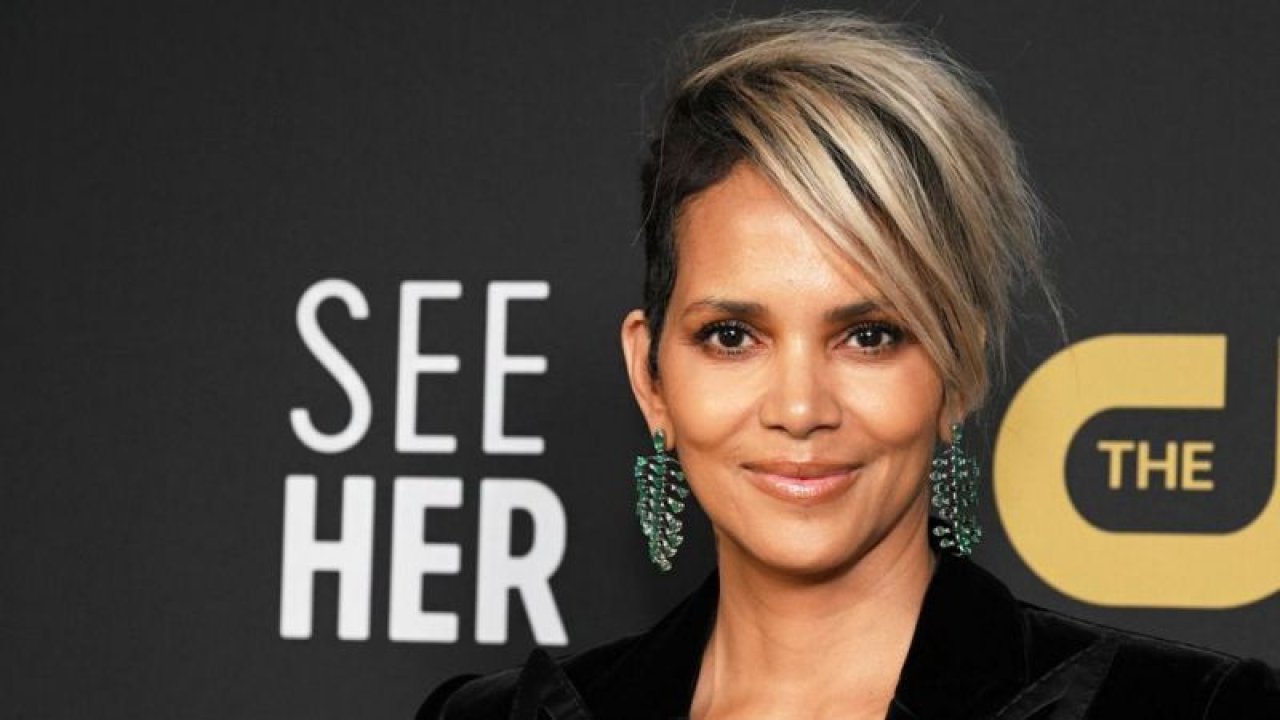 Ünlü oyuncu Halle Berry'nin balkon fantezisi! Çırılçıplak soyundu balkon demirlerine dayandı! Sonra…