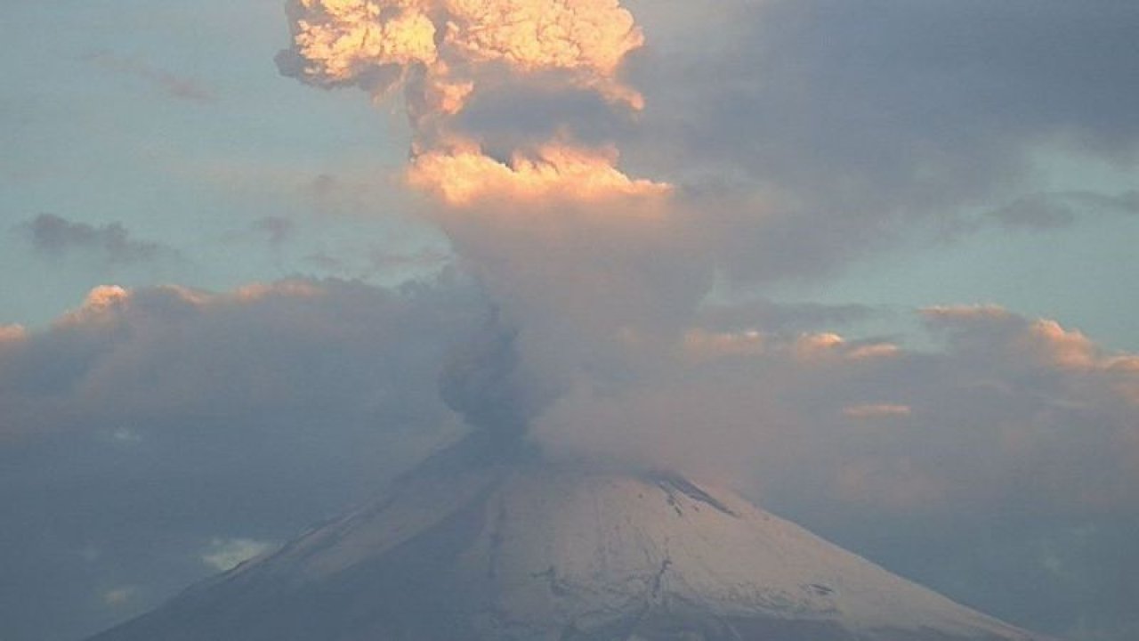 Meksika’da yer alan Popocatepetl Yanardağı’nda 24 saatte 12 patlama... VİDEO HABER