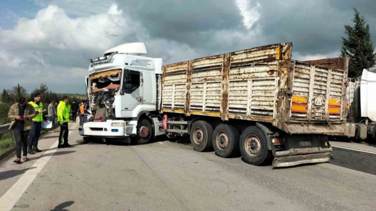 3 tır kazaya karıştı...Osmaniye-Gaziantep istikameti trafiğe bir süre kapalı kaldı.Kazada 2 kişi yaralandı