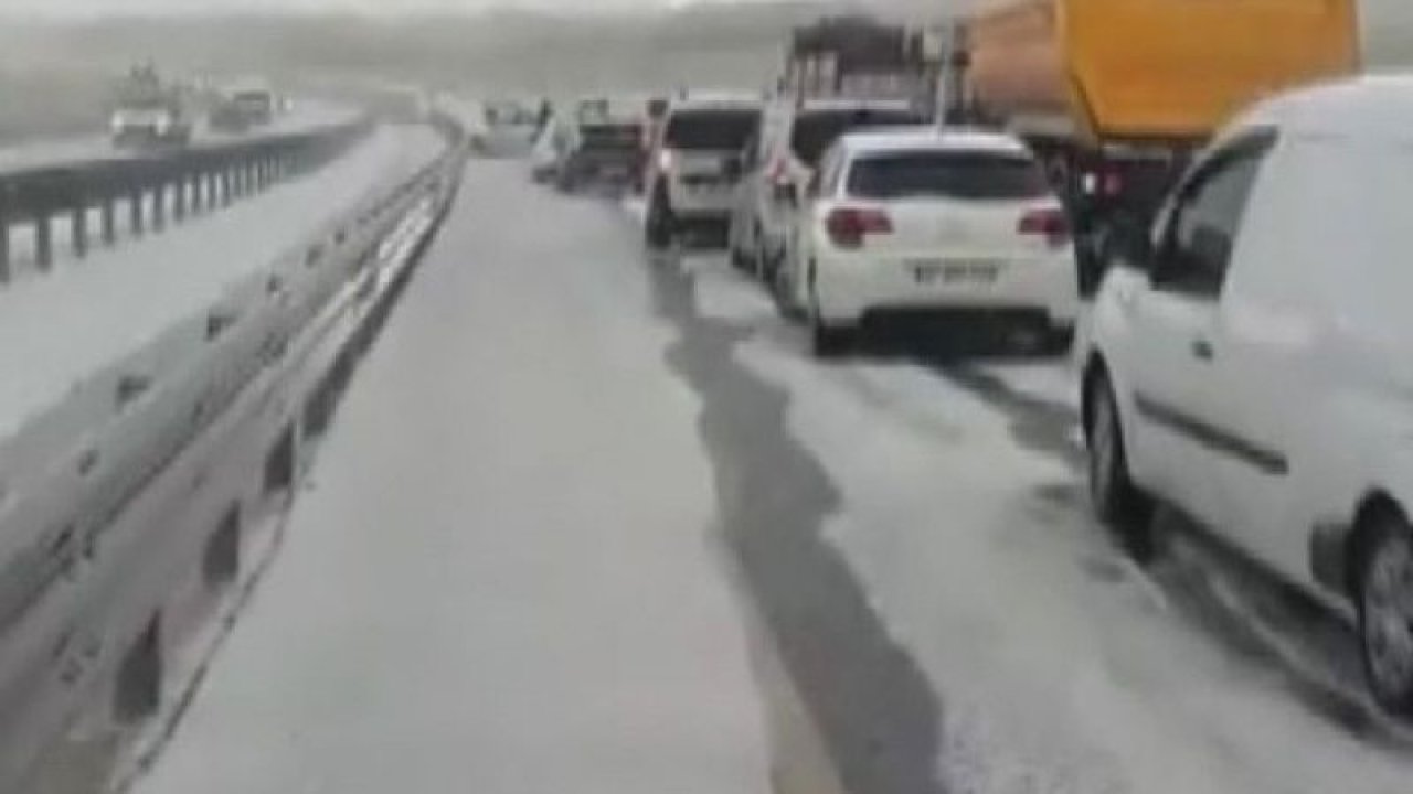 Gaziantep’te dolu yağışının beyaza bürüdüğü yolda zincirleme kaza... Video Haber