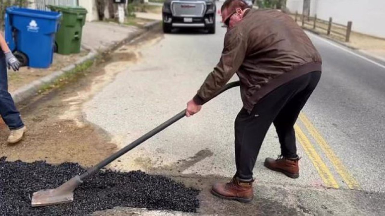 Dünyaca ünlü oyuncu Arnold Schwarzenegger yolu onardı! Terminatör’ün yol onarımı büyük beğeni topladı!