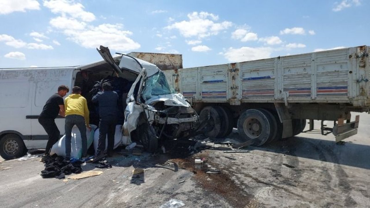 Gaziantep'te 2 kamyonun çarpışması sonucu 2 kişi ağır yaralandı