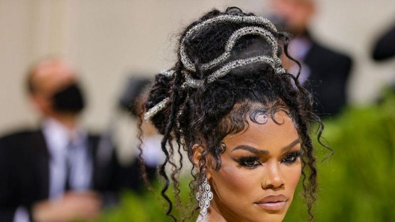 Teyana Taylor’un marjinal tarzı olay oldu! İç çamaşırsız giydiği düşük bel pantolonu ile nefes kesti!