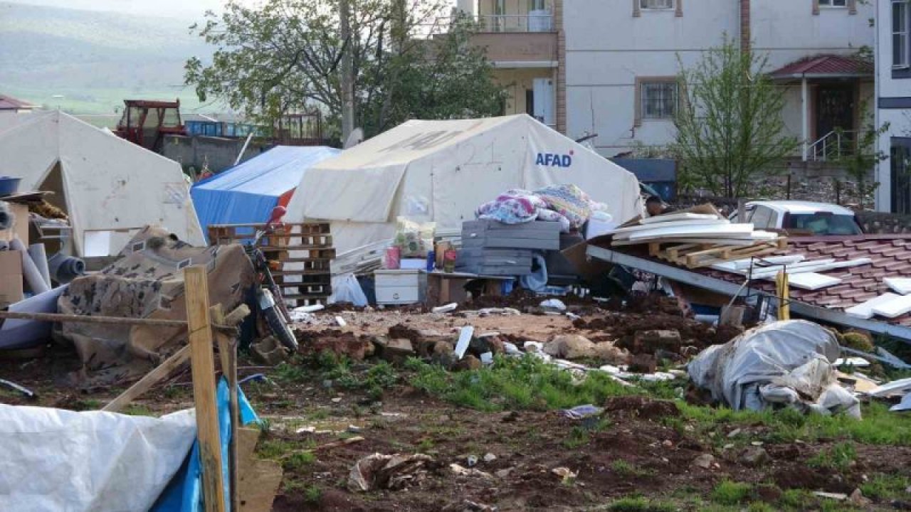 Deprem bölgesi Kahramanmaraş’ın Pazarcık ilçesini fırtına vurdu: 1 ölü, 48 yaralı... İŞTE DEHŞET ANLARI