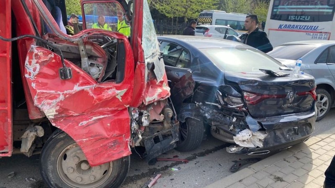 İşte Detaylar...İpek Yolu'nda Zincirleme Kaza! Gaziantep’te 1 kamyonet, 3 servis aracı olmak üzere toplam 8 aracın zincirleme trafik kazası yaşandı