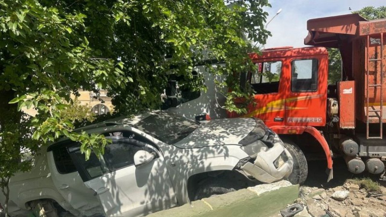 Gaziantep karayolu üzerinde freni patlayan kamyon, araçları önüne katıp sürükledi