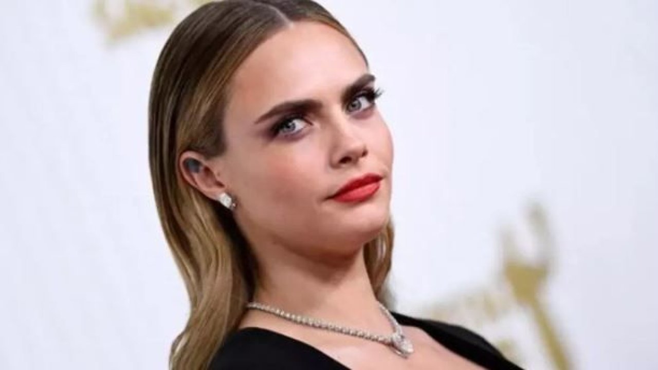 Cara Delevingne sahalara geri döndü! Derin dekolteli kıyafeti olay oldu!