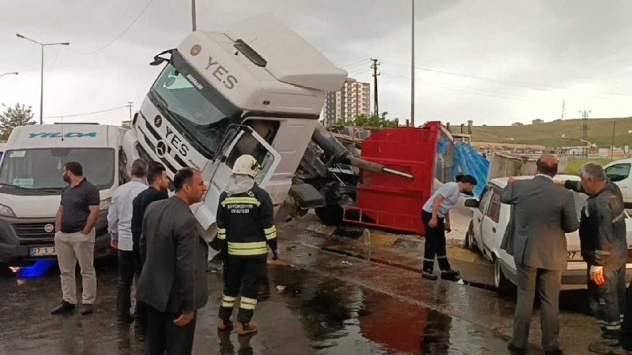 Gaziantep'te zincirleme trafik kazası! işçi servisi, otomobil ve kum yüklü kamyonun karıştığı kazada ortalık savaş alanına döndü