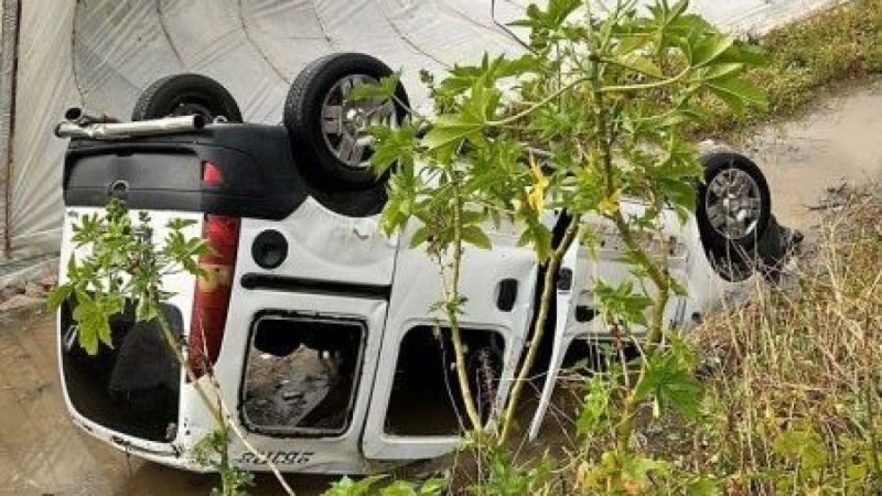 Mersin'de fırtına ve hortum biri tır iki aracı devirdi, çatıları uçurup seraları parçaladı