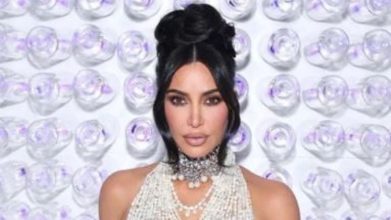 Kim Kardashian cesareti ile geceye damga vurdu! İnciden oluşan cesur elbisesinin yapımı tam 1000 saat sürdü!