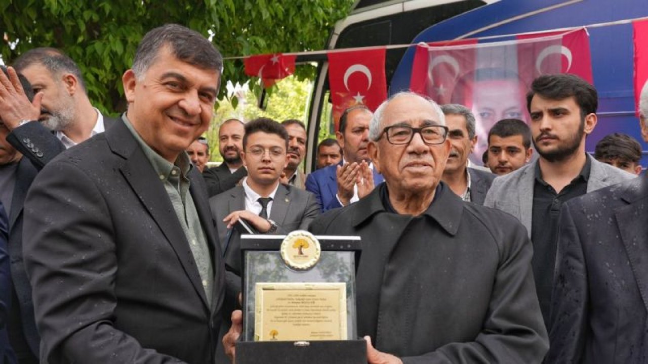 Gaziantep Şehitkamil Belediye Başkanı Rıdvan Fadıloğlu'ndan, Eski Şehitkamil Belediye Başkanı Mehmet Bozgeyik'e teşekkür plaketi