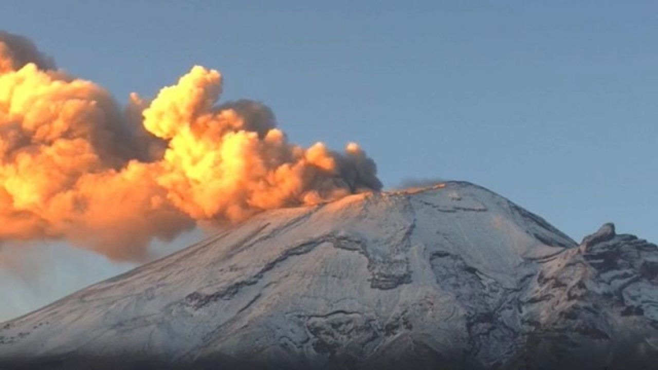 Popocatepetl Yanardağı’nda şiddetli patlama: Küller evlere kadar ulaştı