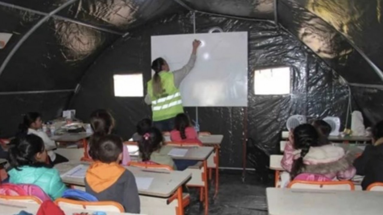 Deprem bölgesinden diğer illere nakil olan 77 bin 647 öğrenci okuluna döndü.Gaziantep'e 9 bin 274 öğrenci dönüş yaptı