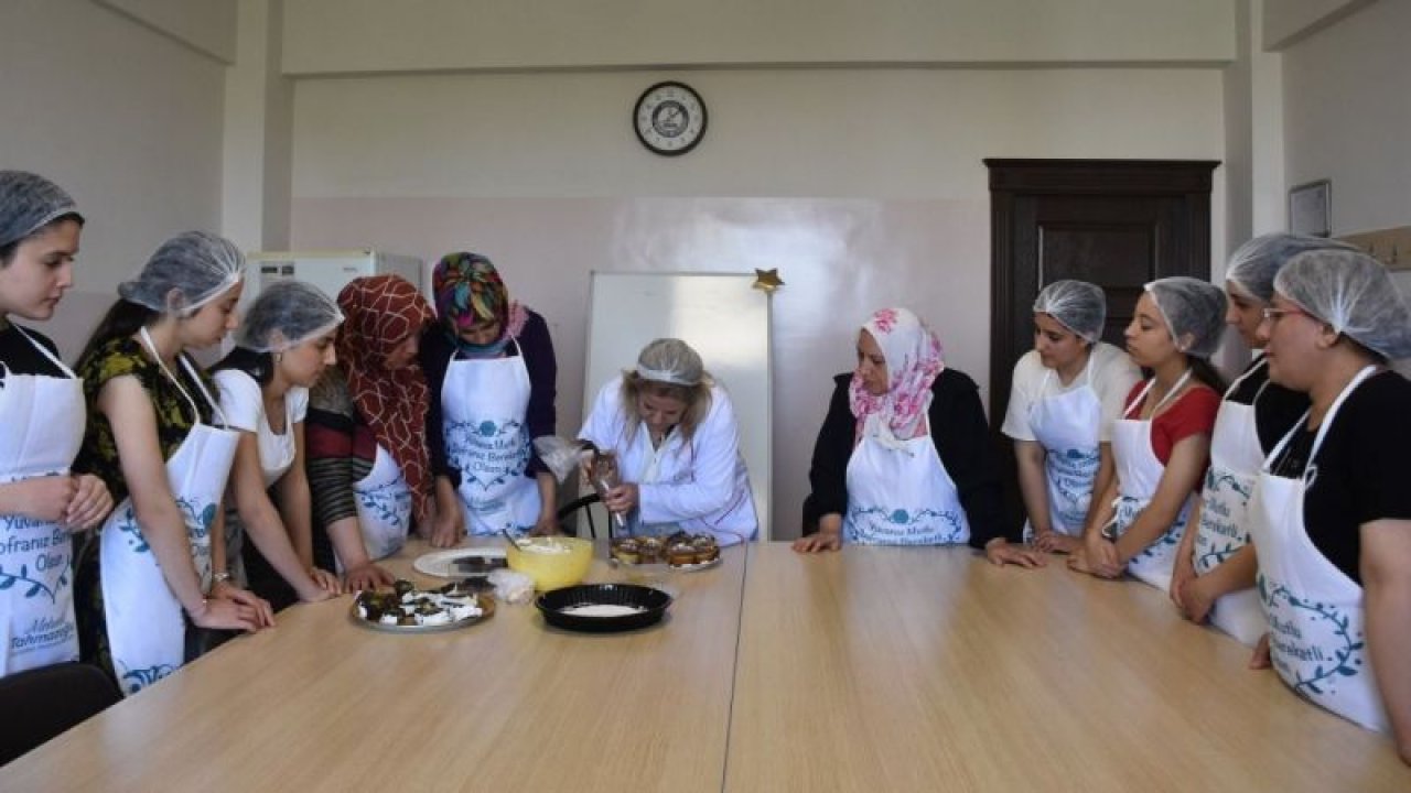 Şahinbey Belediyesi'nin Sosyal Tesisi'nde kursa katılan kadınlar el becerilerini geliştirerek meslek sahibi oluyor