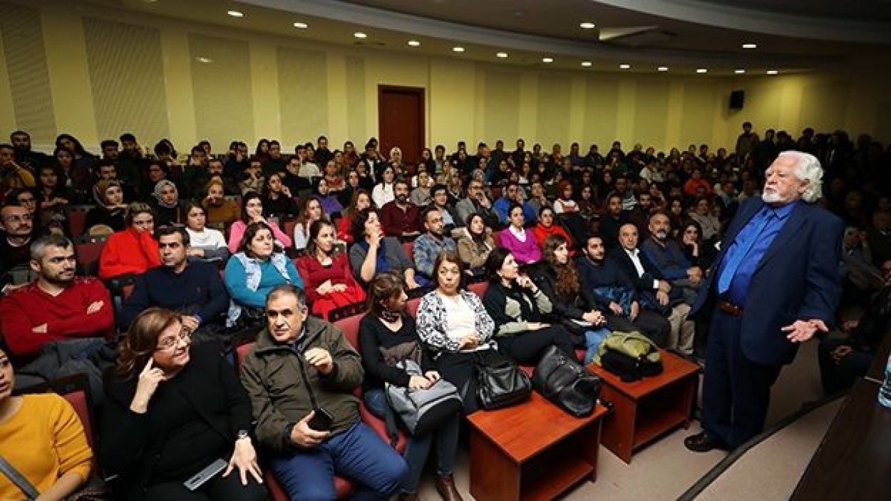 GAÜN’de ‘Evrim Nedir Konferansı’na öğrencilerden yoğun ilgi