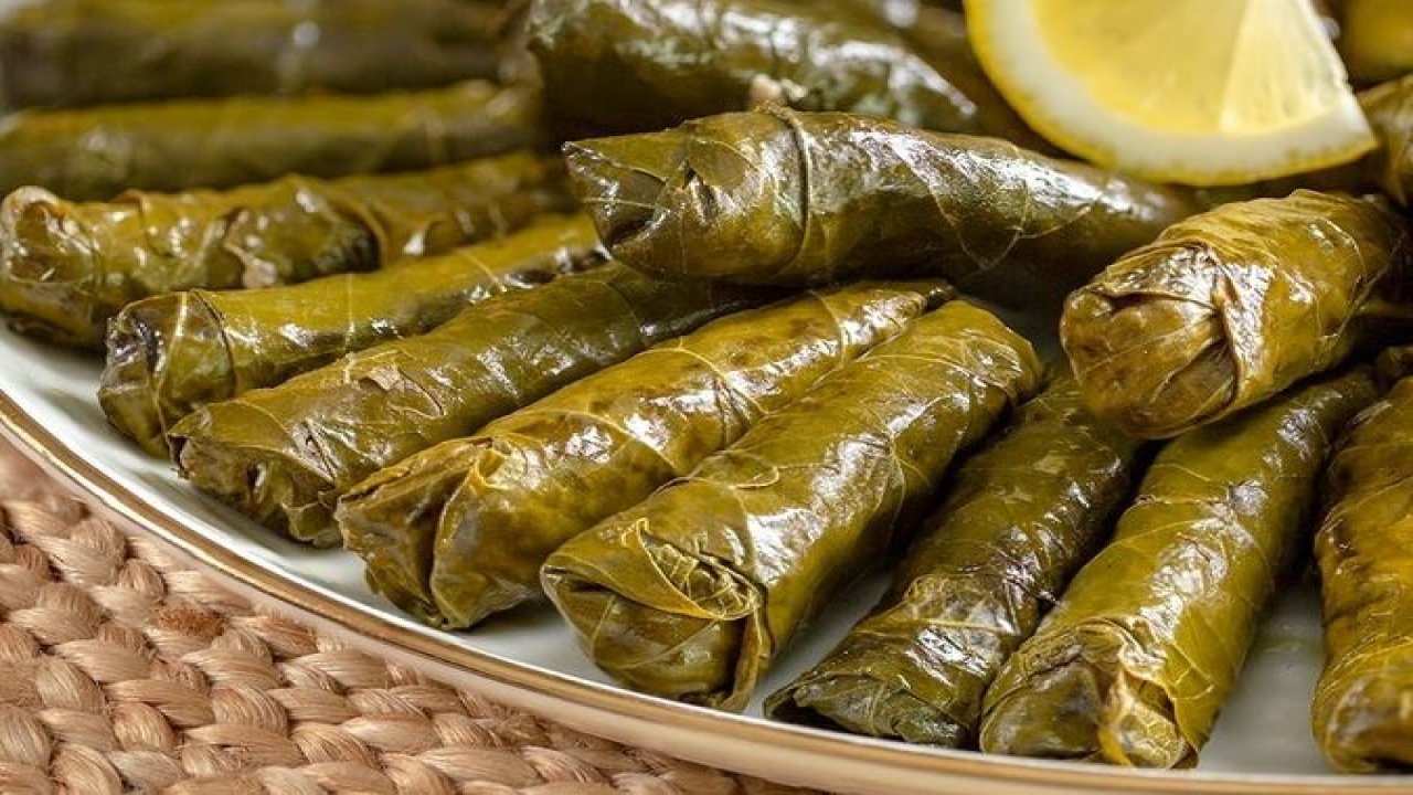 Sarma yaparken lezzetini kaçıran hata! Aşçılar uyardı... Pişirirken asla atlamayın