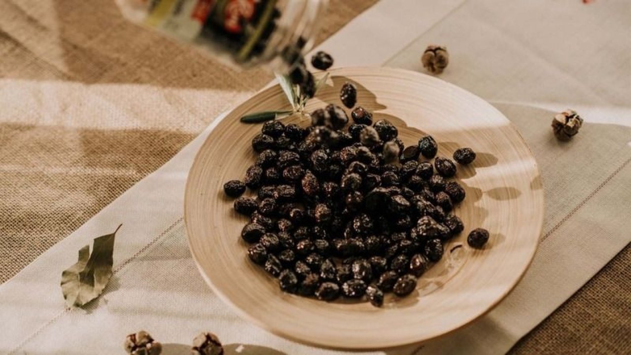 Zeytin tüketerek bağırsak sağlığınıza katkı sağlayın! Düzenli zeytin tüketmek bağırsak sağlığından cilt sağlığına kadar rol sahibi!