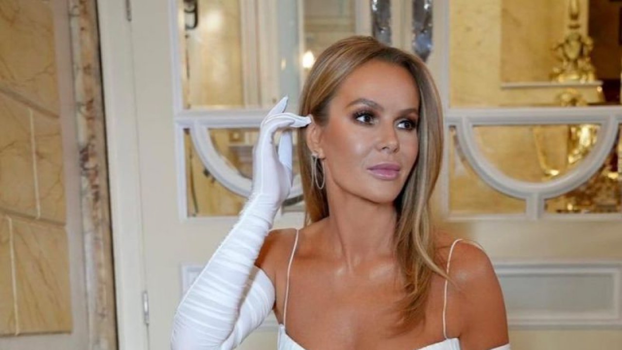 Amanda Holden kendi bildiğini okudu! Cesur kıyafetler giymeye devam ediyor