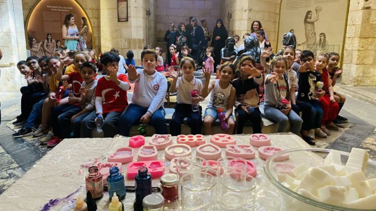 Gaziantep Büyükşehir Belediyesi'ne bağlı Hamam Müzesi’ndeki sabun atölyesinde çocuklara sabun yapımının incelikleri öğretiliyor